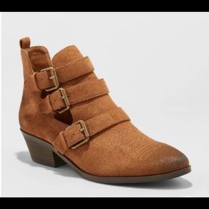 Universal Thread Kelsey Cutout Triple Buckle Boots